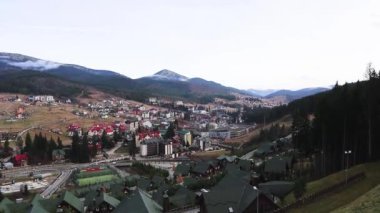 Sonbaharda Bukovel Kayak Merkezi 'nde oteller ve evler havadan izleniyor. Dağlarda sonbahar köknar ormanı