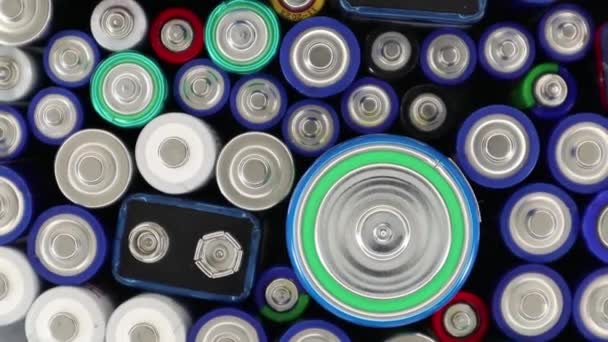Nahaufnahme Gebrauchter Alkaline Batterien Unterschiedlicher Typen Und Güteklassen Viele Gebrauchte — Stockvideo
