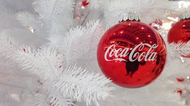 Coca Cola Noel kırmızı top süslemesi. Karbonatlı içeceklerde dünya liderinden pazarlama. Coca Cola reklamı Noel ağacı süslemesi. Ukrayna, Kiev - 05 Ocak 2021