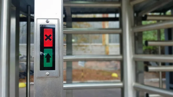 Yüksek güvenlik seviyesine sahip modern giriş, otomatik elektronik turnike, erişim sistemi ve biyometrik. Erişim kontrolü. Yasak erişime sahip kapalı giriş turnikesi
