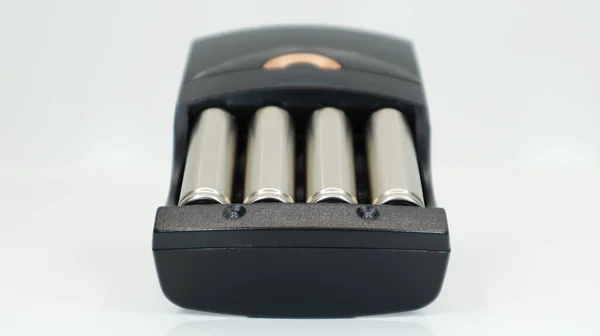Uppladdningsbara Alkaliska Batterier Batteriladdare Vit Bakgrund Snabb Laddare Svart Batteriet — Stockfoto