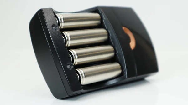 Uppladdningsbara Alkaliska Batterier Batteriladdare Vit Bakgrund Snabb Laddare Svart Batteriet — Stockfoto