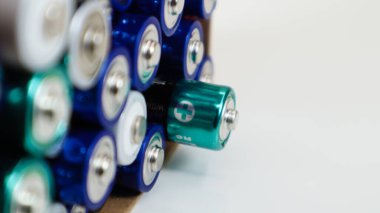 Kullanılmış AA 'larla dolu beyaz arka planda bir karton kutu, geri dönüşüm için toplanmış AAA alkalin piller. Geri dönüşüm ve ekoloji sorunları