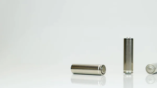 Alkalische Oplaadbare Batterijen Witte Glanzende Achtergrond Met Reflectie Sluit Drie — Stockfoto