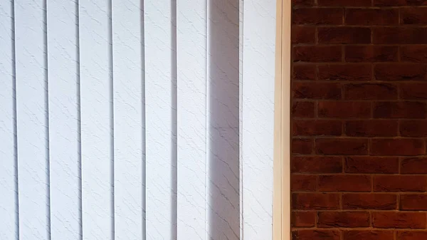 Большое Окно Вертикальными Белыми Белыми Жалюзи Чердак Кирпичная Стена Промышленный — стоковое фото