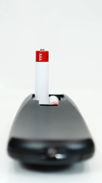 Schwarze Fernbedienung Mit Aaa Alkalibatterien Auf Weißem Hintergrund Batteriewechsel Ersatzteile — Stockfoto
