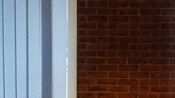 Большое Окно Вертикальными Белыми Белыми Жалюзи Чердак Кирпичная Стена Промышленный — стоковое фото