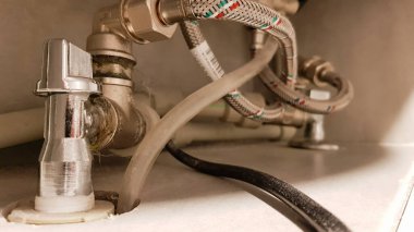 Su kaynağının, sıcak ve soğuk suyun kazana bağlanması. Banyoda sıcak ve soğuk su hortumu. Yerel bir elektrikli su ısıtıcısı için tesisat bağlantıları.