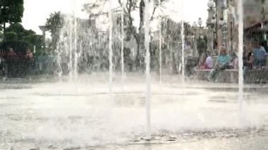 Meydanda bir yaya çeşmesi deresi, yakın plan. Şehir merkezinde yere gömülü bir gayzer başlığından sokaktaki bir fıskiyeden su fışkırıyor. Ukrayna, Kiev - Haziran 08, 2021.