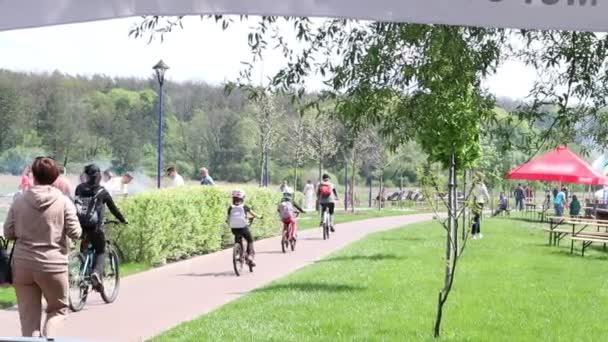 Uma Foto Estática Pessoas Férias Vias Bicicleta Beira Mar Pessoas — Vídeo de Stock