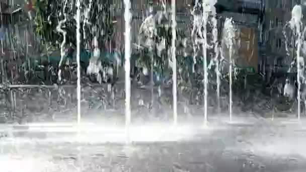 Потік Пішохідного Фонтану Площі Зблизька Вода Сплескується Фонтану Підлоги Вулиці — стокове відео