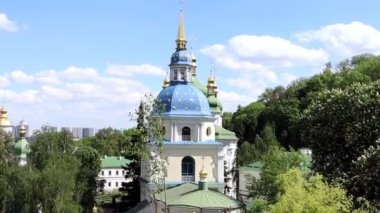 Kiev 'deki Antik Kiev-Vydubitsky manastırı. 1070 ve 1077 yılları arasında kurulmuş. Botanik Bahçesi 'nin bölgesinde. Grishko. Ukrayna, Kiev - Haziran 04, 2021