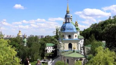 Kiev 'deki Antik Kiev-Vydubitsky manastırı. 1070 ve 1077 yılları arasında kurulmuş. Botanik Bahçesi 'nin bölgesinde. Grishko. Ukrayna, Kiev - Haziran 04, 2021