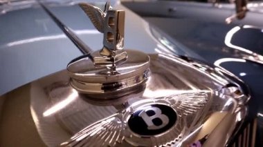 1950 model Uçan Mahmuzlu lüks bir sedanın kaputunda Bentley S1 rozeti var. Logo, kanatları açık bir B harfi şeklinde yapılmış. Koleksiyonluk model. Ukrayna, Kiev - Haziran 04, 2021