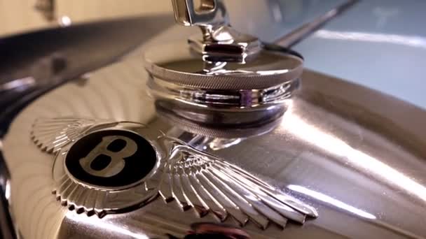 在1950年飞车豪华轿车的引擎盖上的本特利S1徽章的特写 标志是以字母B的形式制作的 有展开的翅膀 可收集模型 乌克兰基辅 2021年6月4日 — 图库视频影像