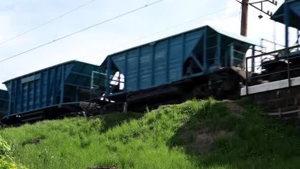 Nákladní Vlak Projíždí Přes Starý Ocelový Most Přes Řeku Železniční — Stock video