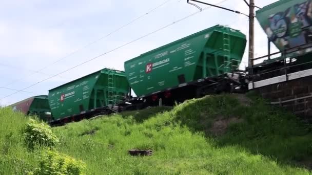 Nákladní Vlak Projíždí Přes Starý Ocelový Most Přes Řeku Železniční — Stock video