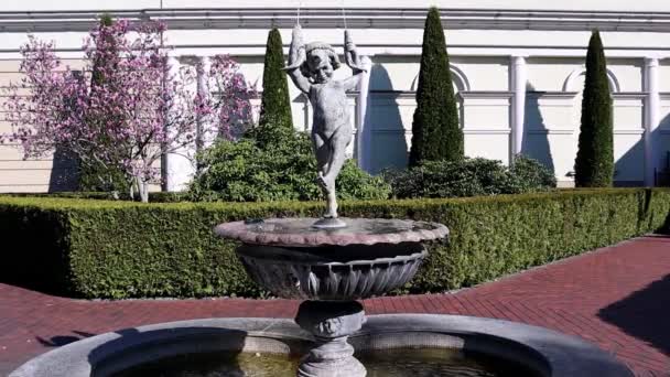 Fountain Boy Com Peixes Taça Fonte Uma Escultura Menino Feito — Vídeo de Stock