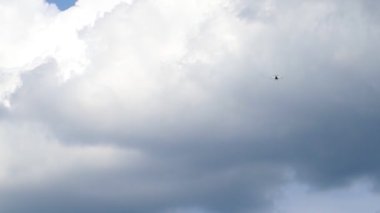 Ultralight küçük pervaneli özel jet havaalanı üzerinde bulutlarla gökyüzünde uçuyor. Turbo pervaneli bir uçağın kalkış görüntüsü