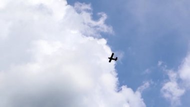 Ultralight küçük pervaneli özel jet havaalanı üzerinde bulutlarla gökyüzünde uçuyor. Turbo pervaneli bir uçağın kalkış görüntüsü