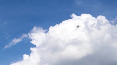 Ultralight küçük pervaneli özel jet havaalanı üzerinde bulutlarla gökyüzünde uçuyor. Turbo pervaneli bir uçağın kalkış görüntüsü