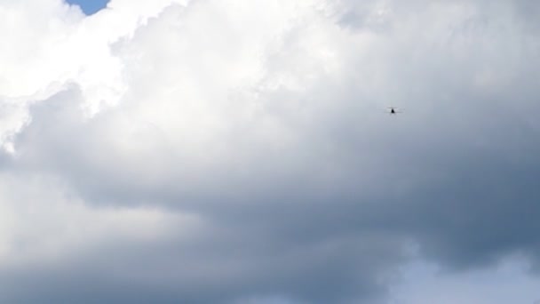 Εξαιρετικά Μικρό Ελικοφόρο Ιδιωτικό Τζετ Που Πετά Στον Ουρανό Σύννεφα — Αρχείο Βίντεο