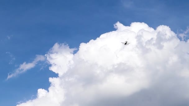 Ultrakönnyű Kis Légcsavaros Magángép Repül Égen Felhőkkel Reptér Felett Turbólégcsavaros — Stock videók