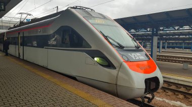 Yüksek hızlı yolcu treni Hyundai Rotem Tarpan HRCS2 Intercity Kiev 'deki merkez tren istasyonunun platformunda duruyor. Ukrayna demiryolları. Ukrayna, Kiev - Haziran 09, 2021
