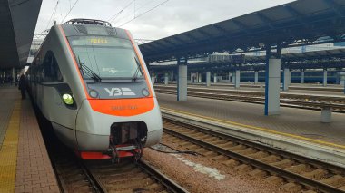 Yüksek hızlı yolcu treni Hyundai Rotem Tarpan HRCS2 Intercity Kiev 'deki merkez tren istasyonunun platformunda duruyor. Ukrayna demiryolları. Ukrayna, Kiev - Haziran 09, 2021