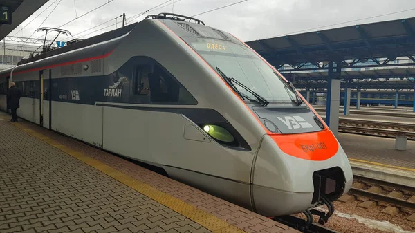 Yüksek hızlı yolcu treni Hyundai Rotem Tarpan HRCS2 Intercity Kiev 'deki merkez tren istasyonunun platformunda duruyor. Ukrayna demiryolları. Ukrayna, Kiev - Haziran 09, 2021