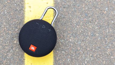 Bluetooth hoparlörlü su geçirmez JBL Clip 3. Karabinalı siyah renkli. Dijital müzik ve ses konsepti. Mini, seyahat için uygun. Ukrayna, Kiev - Haziran 09, 2021.