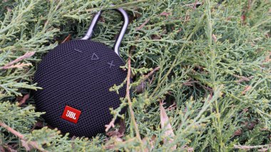 Bluetooth hoparlörlü su geçirmez JBL Clip 3. Karabinalı siyah renkli. Dijital müzik ve ses konsepti. Mini, seyahat için uygun. Ukrayna, Kiev - Haziran 09, 2021.