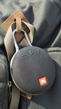 Bluetooth hoparlörlü su geçirmez JBL Clip 3. Karabinalı siyah renkli. Dijital müzik ve ses konsepti. Mini, seyahat için uygun. Ukrayna, Kiev - Haziran 09, 2021.