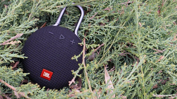 Bluetooth hoparlörlü su geçirmez JBL Clip 3. Karabinalı siyah renkli. Dijital müzik ve ses konsepti. Mini, seyahat için uygun. Ukrayna, Kiev - Haziran 09, 2021.