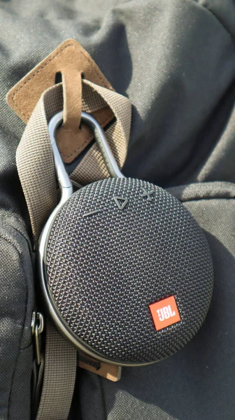 Bluetooth hoparlörlü su geçirmez JBL Clip 3. Karabinalı siyah renkli. Dijital müzik ve ses konsepti. Mini, seyahat için uygun. Ukrayna, Kiev - Haziran 09, 2021.