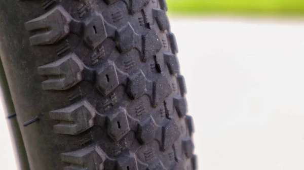 Montanha roda de bicicleta e pneu de lama perto. — Fotografia de Stock