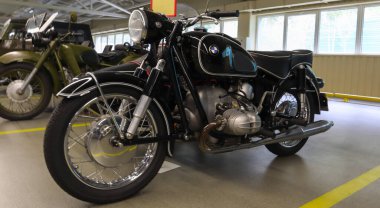 En büyük klasik motosikletlerden biri olan 1969 BMW R69S koleksiyon parçası olarak kabul edilir. Nadir bulunan antikalar. Ukrayna, Kiev - Haziran 09, 2021