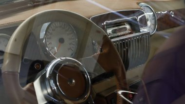 Salon, direksiyonlu sürücü koltuğu, hız göstergesi ve eski bir arabanın radyo kayıt cihazı, ZIL 41045 Sovyet limuzini. İdari sınıf arabası. Ukrayna, Kiev - Haziran 04, 2021