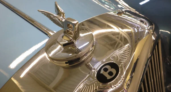 Közelkép Egy Bentley Jelvényről Egy 1950 Repülő Sarkantyús Luxusszedán Motorháztetőjén — Stock Fotó