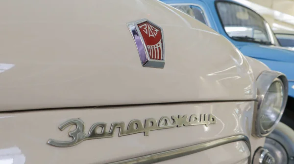 車Zaz 965ザポロジェッツソ連時代のソ連のコンパクトカー フードやラジエータグリルの詳細 バッジやロゴのクローズアップ 古い小さな2ドア車 ウクライナ キエフ 2021年6月10日 — ストック写真
