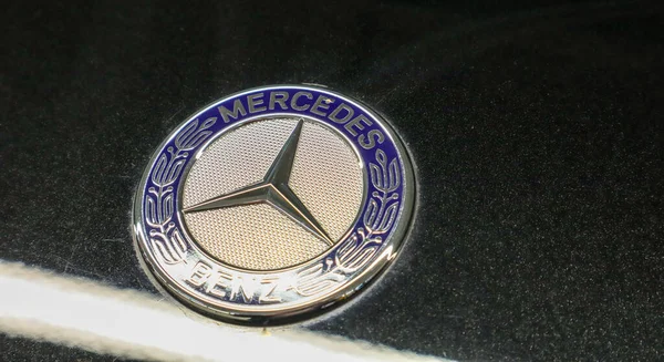 Primer Plano Del Logotipo Circular Azul Mercedes Benz Capucha Coche — Foto de Stock
