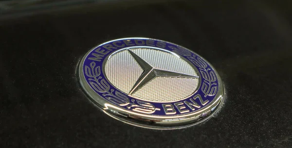 Primer Plano Del Logotipo Circular Azul Mercedes Benz Capucha Coche — Foto de Stock