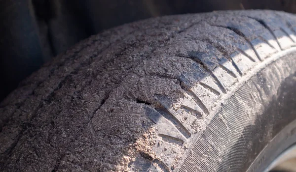 田舎への土壌道路上の汚い車のホイール タイヤのクローズアップ詳細 車のコンセプト 車は砂の中で立ち往生した — ストック写真