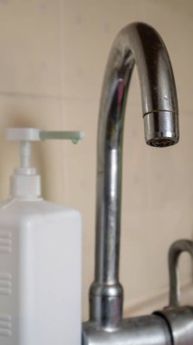 Mutfakta bulaşık yıkamak için sıvı sabun bulunan eski bir mikser var, yakın plan. Dikey fotoğrafçılık