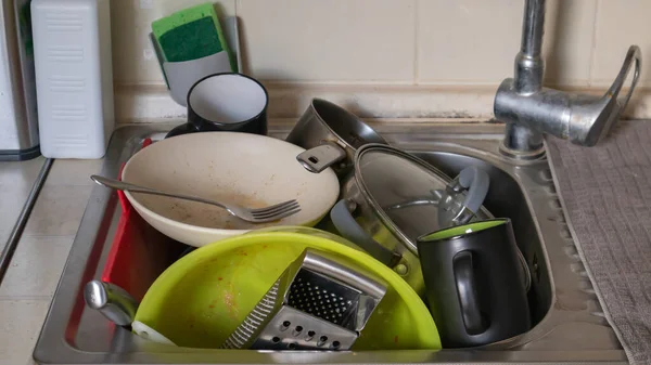 Köksredskapen Handfatet Måste Tvättas Hög Med Smutsiga Rätter Diskhon Köksredskap — Stockfoto