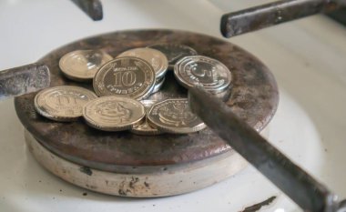 Gazlı su ısıtıcısında ateş olmayan Ukrayna Hryvnia 'sı. Paralı gaz ocağı. Şiddet için artan tarifenin kavramsal görüntüsü. Doğalgaz tasarrufu kavramı, yüksek benzin fiyatları