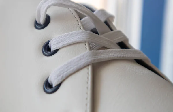 Λευκά Δερμάτινα Πάνινα Παπούτσια Άσπρα Κορδόνια Είναι Δεμένα Από Κοντά — Φωτογραφία Αρχείου