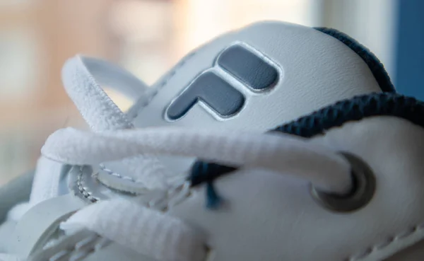 Witte Atletische Kanten Sneakers Witte Veters Zijn Vastgebonden Van Dichtbij — Stockfoto