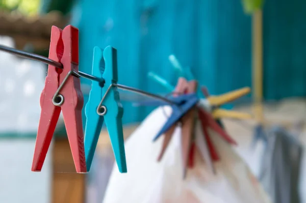 Wäscheklammern Aus Plastik Hängen Hintereinander Seil Seil Freien Auf Verschwommenem — Stockfoto