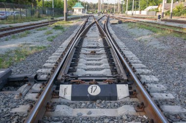Demiryolu oklarının soyut görüşü. Demiryolu trafiğinde raylar için bir katılım düğmesi. Demiryolları, pusucular ve tren yolunda ezilmiş taşlar. Geçişler değiştiriliyor